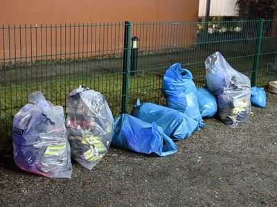 Das Bild zeigt benutzte Einsatzkleidung in verschlossenen Säcken