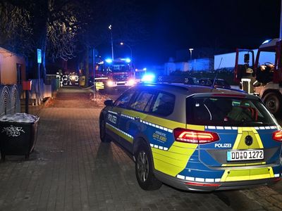 Mehrere Einsatzfahrzeuge von Feuerwehr und Polizei vorm Einsatzobjekt