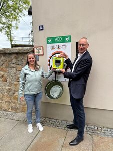 Defibrillator auf der Schloßstraße © Stadtverwaltung (Sarah Liebsch, Geschäftsführerin Erste-Hilfe-Schule Oberlausitz und Karsten Vogt, Oberbürgermeister