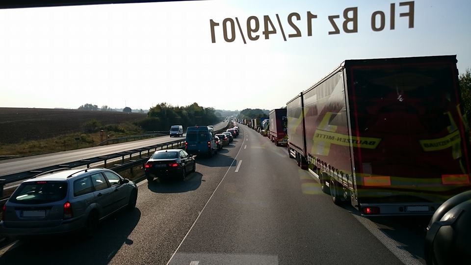 Autos bilden Rettungsgasse für Feuerwehr