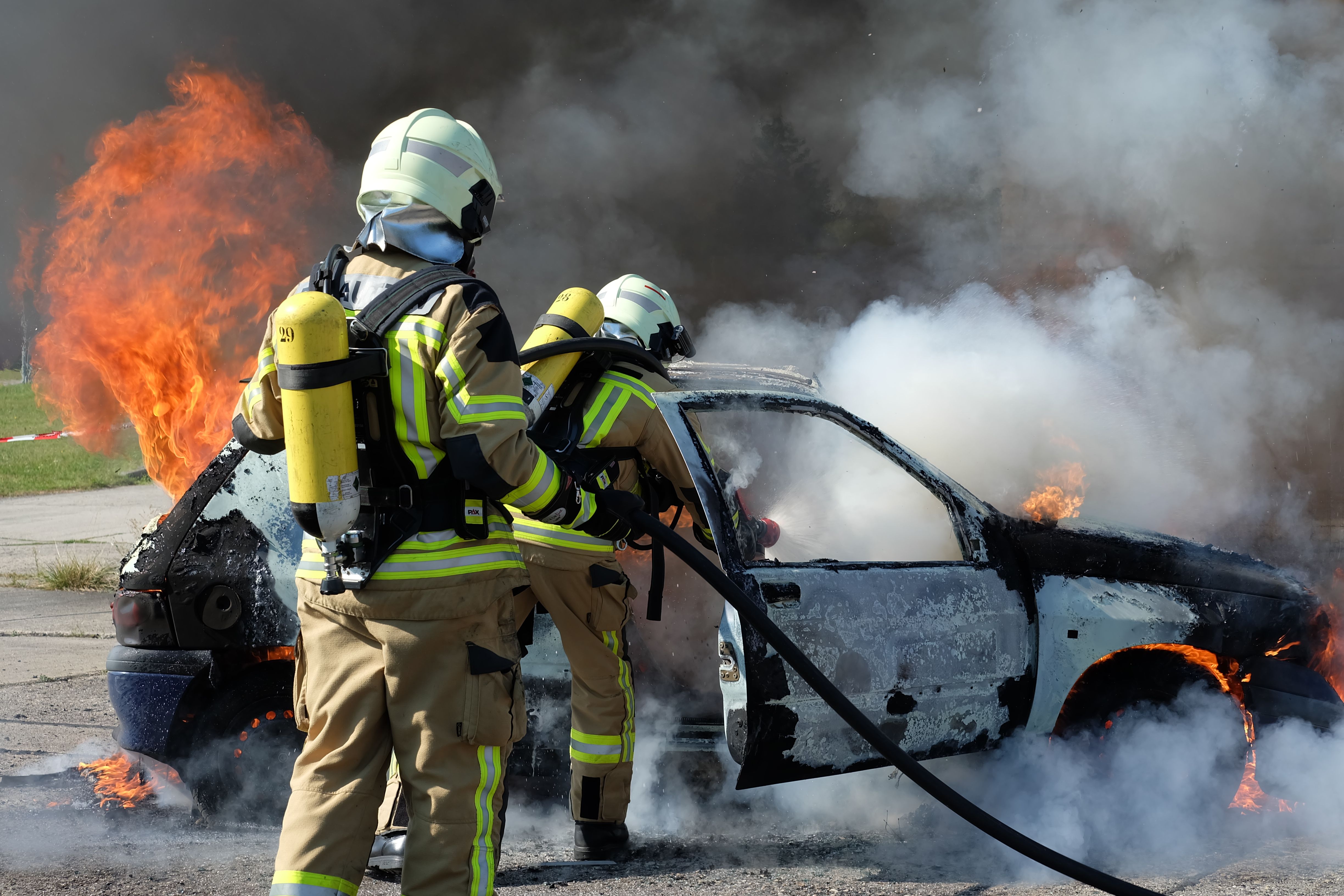 Löschen eines PKW-Brandes im Einsatz