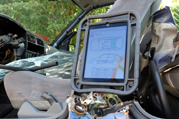 Übungsfahrzeug wird von technischem Gerät geprüft