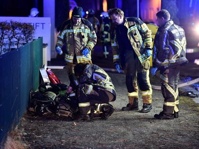Feuerwehrleute bei der Nachbereitung der Ausrüstung nach dem Brandeinsatz