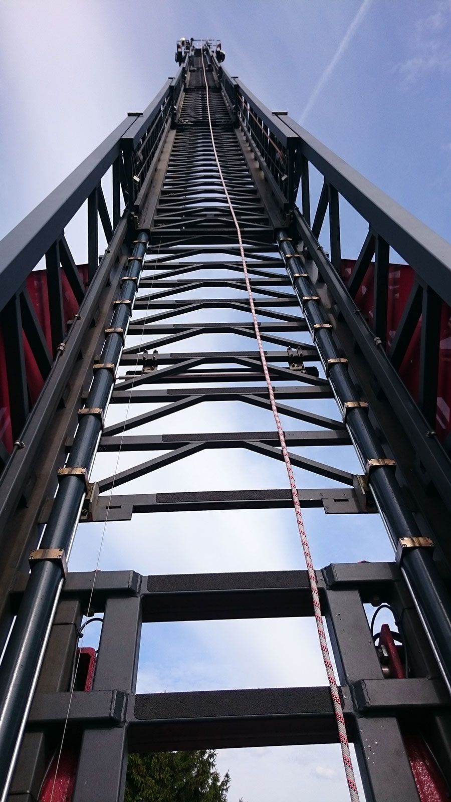 Bestandteil des Einstellungstest: Die Drehleiter hoch- und runterklettern