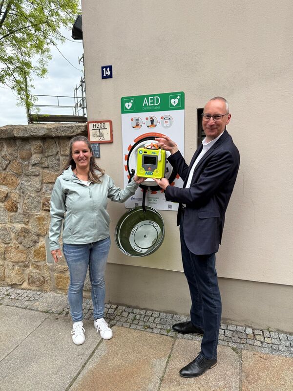 Defibrillator auf der Schloßstraße © Stadtverwaltung (Sarah Liebsch, Geschäftsführerin Erste-Hilfe-Schule Oberlausitz und Karsten Vogt, Oberbürgermeister